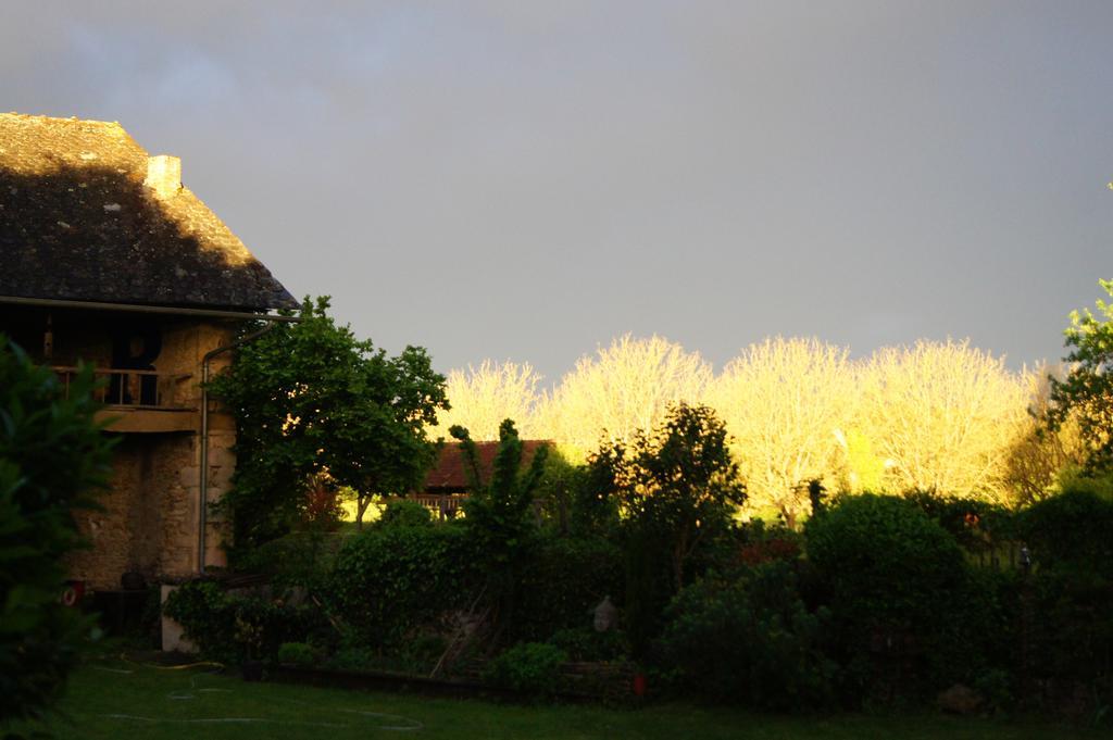 La Maison De Louna Bed & Breakfast Salles-Courbaties Exterior photo